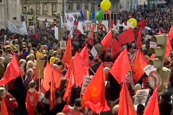 Durão Barroso acolhe nos Açores a cimeira que dá luz verde à invasão do Iraque. Em todo o mundo, multiplicam-se manifestações contra a guerra.