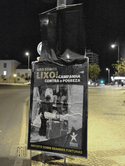 Bandeiras negras e cartaz do Bloco em Santarém
