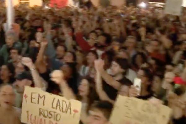Milhares voltaram a encher o Carmo para cantar a Grândola