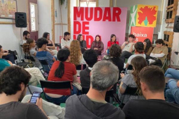 “Ter uma casa para morar não é um privilégio, é um direito”, diz Mariana num encontro com jovens
