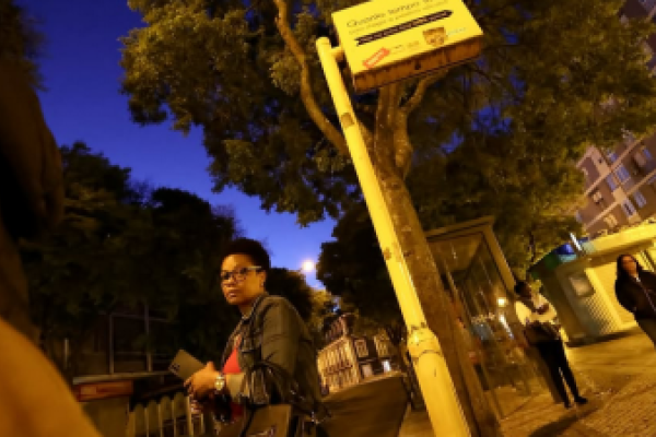 Mariana acompanha trabalhadoras domésticas no transporte matinal para mostrar o “Portugal invisível”