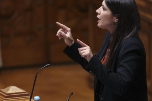 “Se falta dinheiro para aumentar pensões, não baixem impostos à banca”